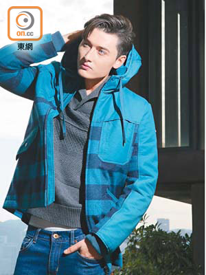 VICTORINOX藍色格仔羊毛外套 $5,900、灰色羊毛反領上衣 $2,500、藍色牛仔褲 $1,450。<br>All from（A）