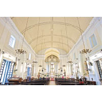 教堂內的大吊燈極之耀眼，為莊嚴的建築添上一份高貴。