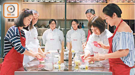 在JZN Cooking Lab烘焙廚藝體驗空間內學整餅，無論師傅、助教還是學生，整餅時都一臉認真。