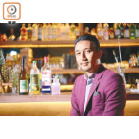 Kit現為Sohofama及OZU的酒吧顧問，同時是Spirit of Spirit調酒學院創辦人。由他一手重裝後的小店，只保留了部分自創招牌Cocktail，力推團隊年輕調酒師的創意特調。