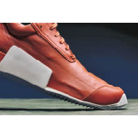 幾何形大中底雖不配備adidas NMD的能量回饋避震系統，卻為鞋款增加吸引力。