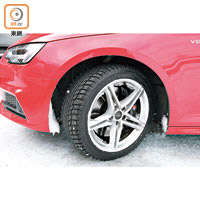 在雪地駕駛的輪胎全是加上釘的雪胎，以確保有足夠的抓地力。