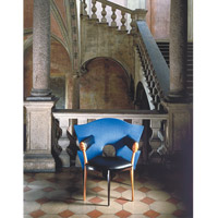 Sedni<br>櫻桃木製的椅腳，配以黑色真皮椅墊和藍色提花靠背，時尚設計的造型椅，輕易散發典雅貴氣。