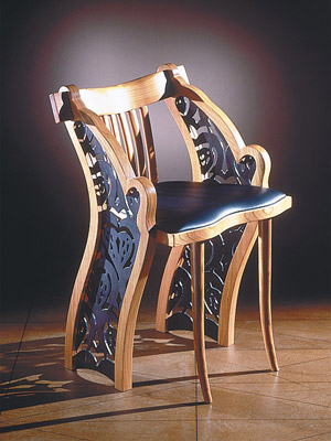 Leonora Chair<br>中國風扶手椅，兩邊特別雕刻的精緻花樣，集風格與品味於一身。