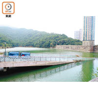 黃泥涌水塘公園是香港首個划艇公園，前身是1899年建成的黃泥涌水塘。公園內的水壩、水掣房及溢流口被列為法定古蹟。