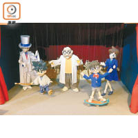 每天定時表演的大團員劇場，「演員」是青山筆下角色的扯線木偶。