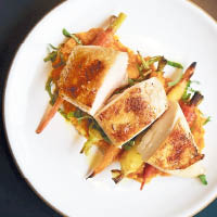 Organic Chicken Breast<br>Kluger順應自然選材，這道菜以有機雞胸肉入饌，以木燒烤，加上烤紅蘿蔔，惹味之餘又流露淡淡的木香。