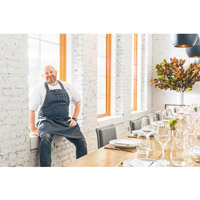 Dan Kluger在大學時修讀營養及酒店管理，在Union Square Café當實習生，令他認識到Seasonal Cooking，亦成為其烹飪理念。