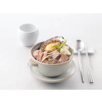 鮑魚韓牛肉眼湯<br>足料矜貴的傳統韓式肉湯，以1++韓牛肉眼熬成，伴以鮑魚、章魚等海鮮，鮮甜濃郁。