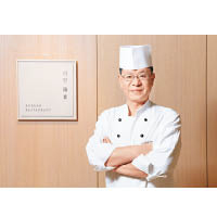 金成一於1988年加入酒店，擁有25年烹調韓菜經驗，由他帶領餐飲團隊，讓餐廳僅成立3年即成為亞洲50最佳餐廳之一。