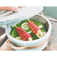 驟眼看還以為是卷物，原來是用時令的藍龍蝦配以檸檬葉、香茅等蒸煮而成，簡單而清鮮，入口盡是龍蝦的鮮味，口感爽脆。