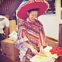 米芝蓮名廚Matt Abergel的餐廳經常有不同飲食主題，May在墨西哥之夜穿起民族服來入廚，玩味得很。