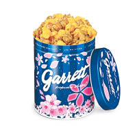 白朱古力蔓越梅焦糖爆谷<br>美國品牌Garrett Popcorn於日本推出的櫻花罐裝爆谷，罐身用上經典的雙色藍條紋圖案搭配櫻花作飾。口味則是全新的白朱古力蔓越梅焦糖，紅紅白白、酸酸甜甜的，很有春日的感覺。