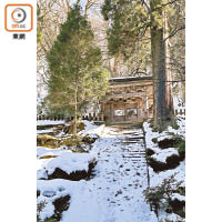 冬雪配上禪寺，散發出獨有的寧靜淒美。