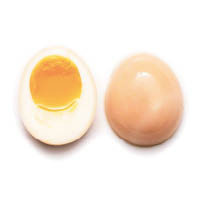 日式溏心蛋是不少人的心頭好，煮好的雞蛋要浸在特調的醬油中浸過夜至入味即成。