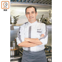 Angelo Aglianó來自意大利西西里島，有逾25年餐飲經驗，曾於台北、香港米芝蓮餐廳任行政總廚，亦曾於台北開設餐廳，現為本港跑馬地一間意大利餐廳主理人。