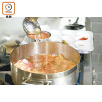 倒入白酒、菜湯或水，中火煲滾煮約40至50分鐘，隔渣留湯，加入蒸好的魚肉及煮好的蜆和青口，灑上Oregano香草即成。