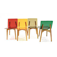 1974 Chair：以透明亞加力膠作椅面，椅腳則選用線條硬朗的柚木，中和了膠質的冰冷感，而且易於組裝或拆卸。