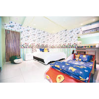 部分房間設有獨立的兒童床，囝囝可選在「跑車」上睡覺。