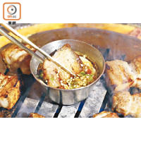 傳統的吃法是將蒜片、辣椒和麥芽糖等混合而成的醬汁，與豬肉一同放於爐上邊烤邊蘸邊吃，風味十足。