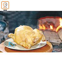 柴火煨雞 士多招牌菜式之一，需用柴火煨煮1小時而成，大家可預先向士多訂購。（查詢電話：2791 6106）