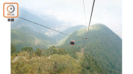 視野良好時，可看到披上一層綠色氈子的加德滿都盆地，及喜馬拉雅山脈。