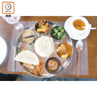 在山頂餐廳可品嘗到傳統尼泊爾菜，味道因應外地訪客口味而烹調得淡味一點。