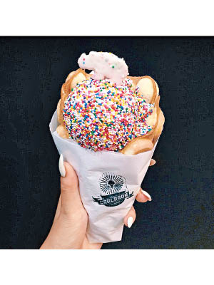 Cauldron Ice Cream早前推出的全新口味Cirque雪糕球滿布彩色針糖，繽紛搶眼。
