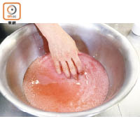 1 水加鹽及紅色食用色素攪拌至鹽溶後，加入米粒拌勻浸約5分鐘備用。帶子洗淨後切開一半，用少許鹽醃15分鐘後蒸3分鐘備用。