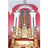 教堂主殿的主祭壇空間深遠，設計簡單，僅僅以彩色玻璃窗為背景。
