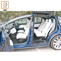 全車座椅用上經特別處理的Ultra White人造皮料包裹，能隔絕大部分的污漬，方便清潔和打理。