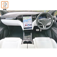 透過中控台上17吋屏幕，可操控車上各項配置。