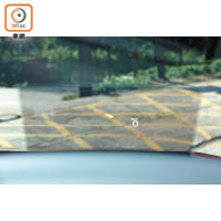 駕駛者前方設有Head-up Display，能提供車速及導航等資訊。