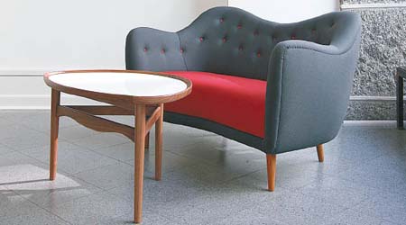 Eye Table（左）& 46 Sofa（右）<br>Eye Table於1948年面世，其設計配合梳化線條，圓渾得如飯糰。至於46 Sofa是1946年的作品，當年他對畢加索的畫作與Henry Moore的雕塑十分着迷，因而創作出這張線條流麗的梳化。