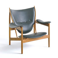 Chieftain Chair<br>Finn Juhl的代表作，座墊微斜，柚木與胡桃木支架環環相扣，用家一坐上去便有被包圍的安全感。