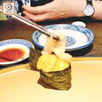 日本人會以伴碟的薑絲當成豉油掃，為軍艦卷添上豉油，食得乾淨企理。