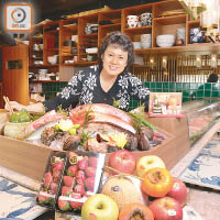 「水產女王」May姐於2015年獲日本首相安倍晉三頒發「日本食海外普及功勞者表彰」，是香港唯一的女性得獎者，對日本飲食文化瞭如指掌。