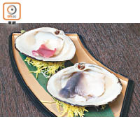 灰色肉的北寄貝刺身鮮甜得來帶有海水味，煮熟後口感較爽彈，也更容易入口。