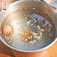 「稻米種稙工作坊」將教大家利用鹽水、雞蛋篩選出健康飽滿的稻米種子。