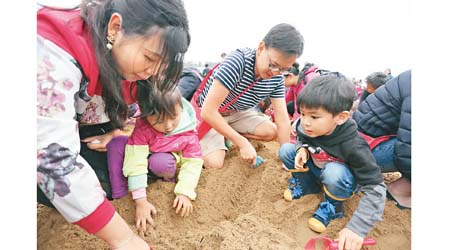 「愉景灣沙灘獵蛋奇兵」入場券將於3月13日起在「購票通」網站發售，每張售價$200，先到先得，售完即止。