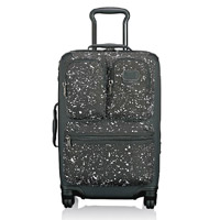 TUMI Alpha Bravo黑 × 白色潑墨圖案上機型行李箱 $5,990（A）