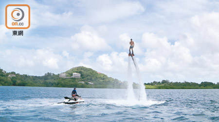 導遊示範Flyboard時十分輕鬆，很快便已升離水面數米。