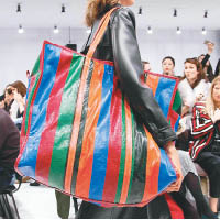 配飾方面，Balenciaga的XL Bazar Shopper Bag就是最好的「玩大」證明。