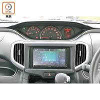 儀錶板設在中控台頂，並採用三圈式設計，各項行車資訊清晰顯示。