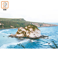 鳥島曾住滿海鳥，可惜遊人不能登島，無法走近看。