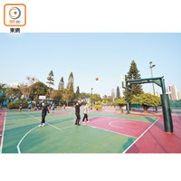 在4人眼中，源禾路籃球場是籃球界的「少林寺」，經常雲集各路籃球精英。