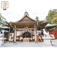 自古被稱作「三光寺桑」的三光稻荷，是歷史悠久的神社。