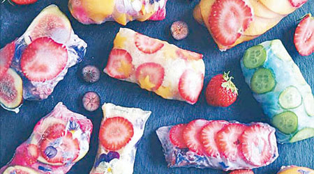 用水果搭配食用花炮製的米紙卷，漂亮得捨不得吃進肚呢！