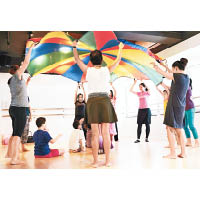 有別於一般舞蹈班，是次工作坊採用較多道具，以刺激小朋友的學習興趣。