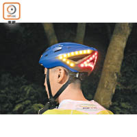 當單車減速時，頭盔後方會亮起紅色煞車燈。橙色箭嘴燈閃動則代表轉向。